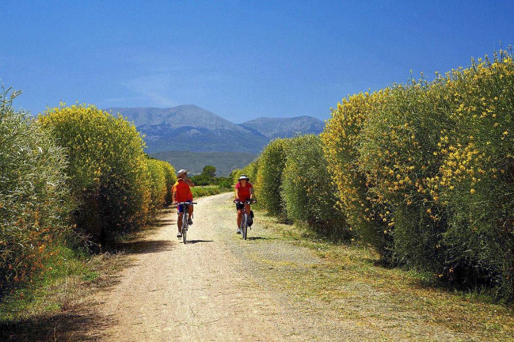 Pareja caminando y chica andando en bici por la vía verde del Tarazonica